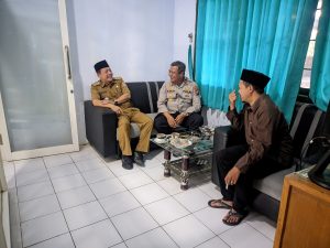 (Foto: Wakil Rektor 1 Al Qolam bersama Kapolsek dan Camat Gondanglegi)